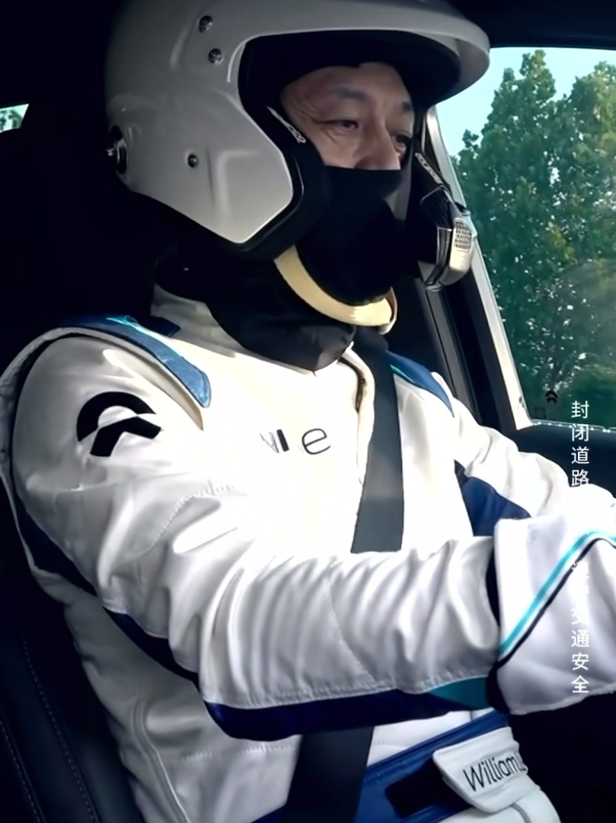 李斌亲自驾驶全新蔚来 ES6 进行前后轮爆胎测试，时速 120km/h