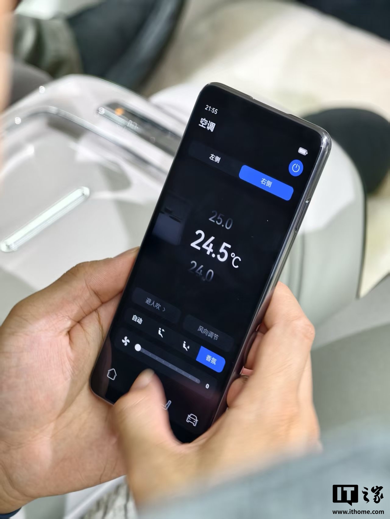 尊界 S800 轿车第二排控制器外观公布:手机造型、可控制遮阳帘 / 保密箱等 尊界 S800 轿车第二排控制器外观公布:手机造型、可控制遮阳帘 / 保密箱等